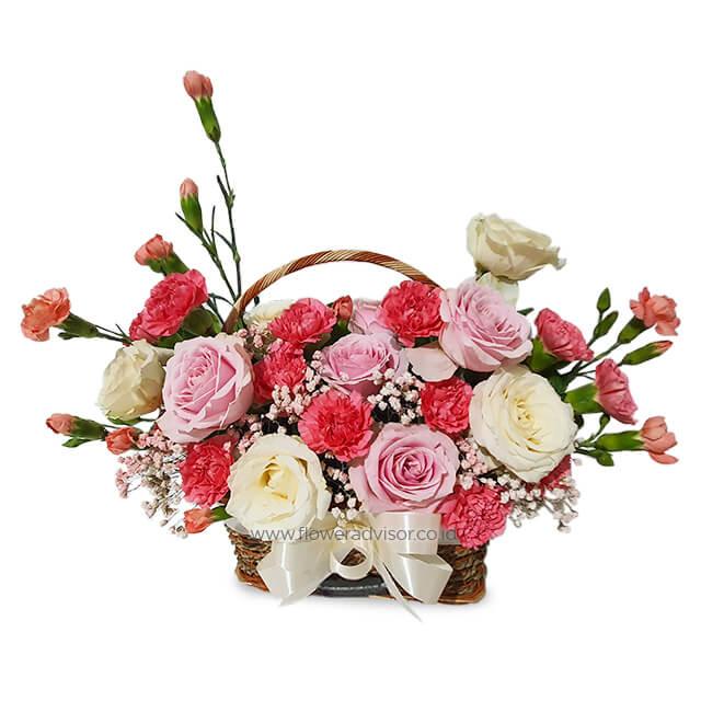 Keranjang bunga mawar dan karnasi merah muda, online florist terpercaya untuk hadiah spesial