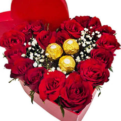 Bunga mawar merah segar dalam kotak hati dengan cokelat Ferrero Rocher, layanan online florist terpercaya