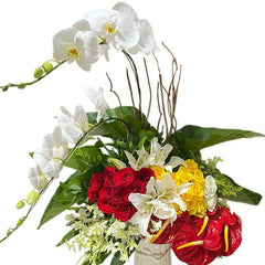 Bunga mawar merah, anggrek putih, dan anthurium merah dari online florist, rangkaian bunga elegan untuk hadiah.