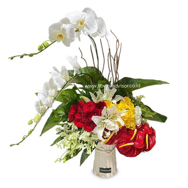 Bouquet bunga mawar merah, anggrek putih, dan anthurium merah dari online florist