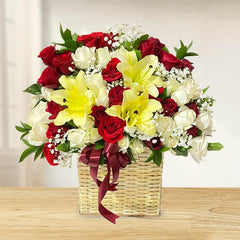 Buket bunga mawar merah putih dan lily kuning dalam keranjang anyaman, online florist terpercaya