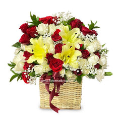 Buket bunga mawar merah putih dan lili kuning dalam keranjang anyaman, online florist terpercaya