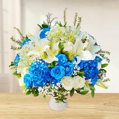 Buket bunga biru putih elegan dari online florist, cocok untuk hadiah istimewa