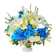 Buket bunga biru dan putih elegan dari online florist, cocok untuk hadiah istimewa di seluruh Indonesia