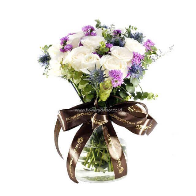Buket bunga putih dan ungu elegan dari online florist, dikemas cantik dengan pita cokelat