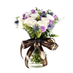 Buket bunga putih dan ungu elegan dari online florist, dikemas cantik dengan pita cokelat