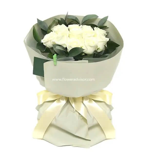 Snowy Delight 12 White Roses