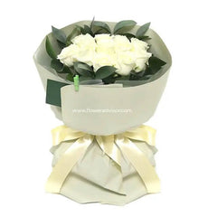 Snowy Delight 12 White Roses