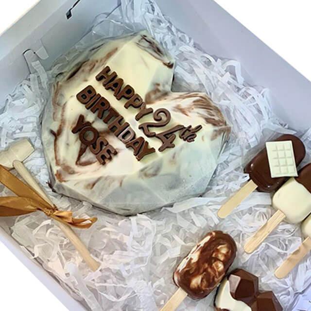 Kue ulang tahun hati dengan tulisan 'Happy 24th Birthday Yose' dan es krim cokelat, oleh online florist