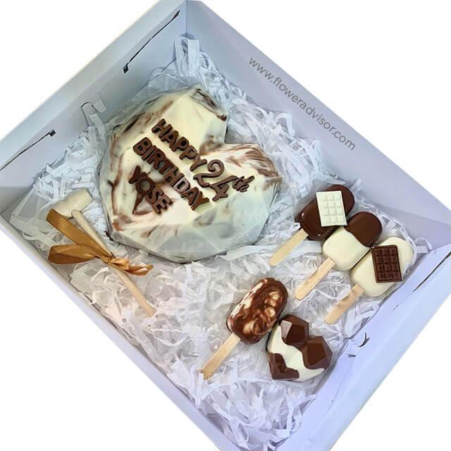 Kue ulang tahun hati dengan tulisan 'Happy 24th Birthday' dan es krim cokelat, dikirim oleh online florist