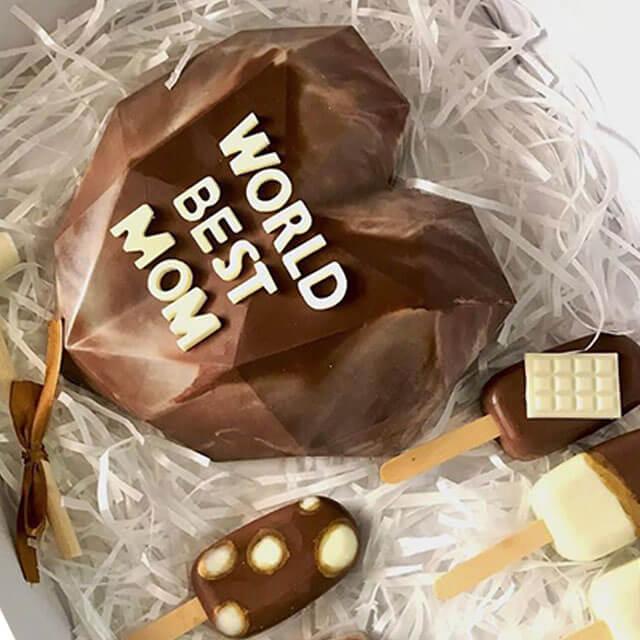 Cokelat hati bertuliskan 'World Best Mom' dengan es krim cokelat, hadiah dari online florist untuk ibu tercinta