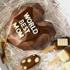 Cokelat hati bertuliskan 'World Best Mom' dengan es krim cokelat, hadiah dari online florist untuk ibu tercinta
