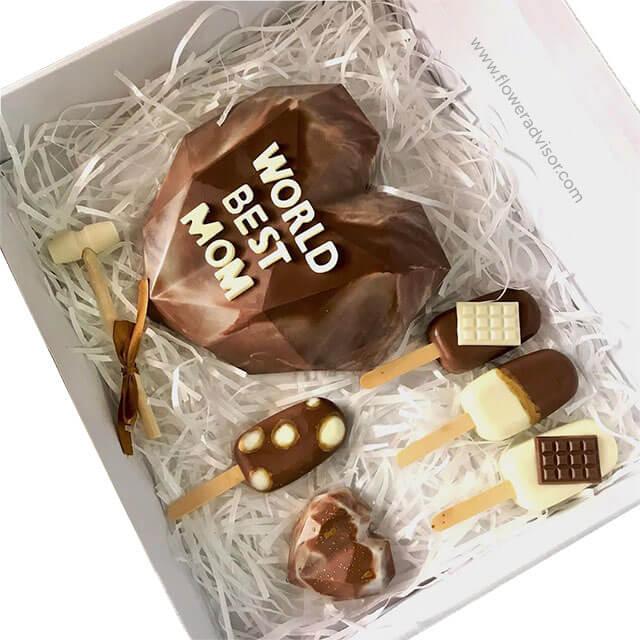 Cokelat bertuliskan World Best Mom dalam kotak hadiah, online florist pilihan untuk momen spesial