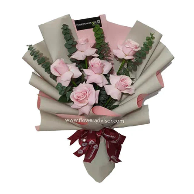 Bouquet mawar pink cantik dari online florist, dikemas elegan dengan pita merah