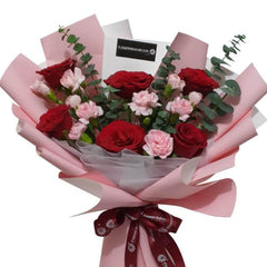 Bouquet mawar merah dan pink dengan eucalyptus, dikemas rapi, online florist terpercaya