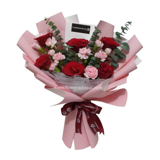 Bouquet bunga mawar merah dan pink, dikemas elegan dengan pita merah, online florist terpercaya