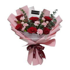 Bouquet bunga mawar merah dan pink, dikemas elegan dengan pita merah, online florist terpercaya