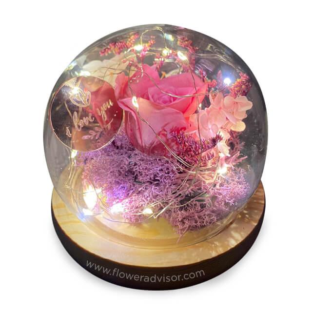 Bunga mawar pink dalam bola kaca dengan lampu LED, hadiah romantis dari online florist terpercaya