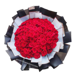 Buket mawar merah muda elegan dari online florist, dikemas rapi dengan kertas hitam dan putih