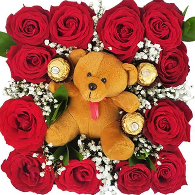 Bunga mawar merah dengan boneka beruang dan cokelat, online florist terpercaya
