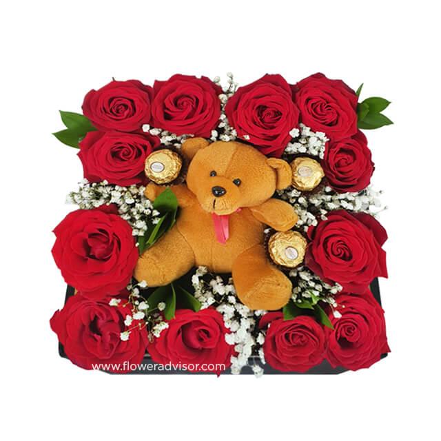 Bunga mawar merah dengan boneka beruang dan cokelat, online florist terpercaya