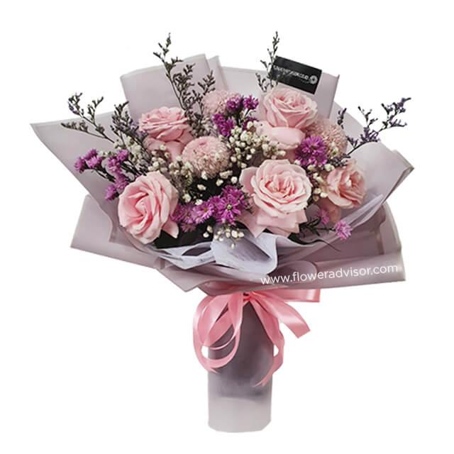 Buket bunga mawar pink dan ungu, dikemas elegan dengan pita, dari online florist terpercaya