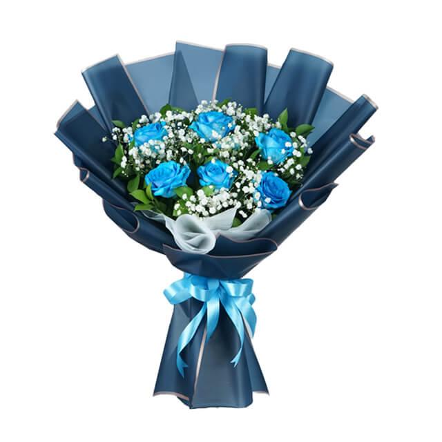 Bouquet bunga mawar biru elegan dari online florist, dikemas rapi dengan pita biru