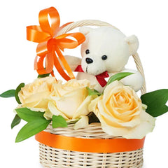 Bunga mawar kuning dan boneka beruang putih di keranjang anyaman, hadiah romantis dari online florist