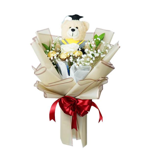 Bouquet bunga dengan boneka beruang lulusan, hadiah wisuda dari online florist