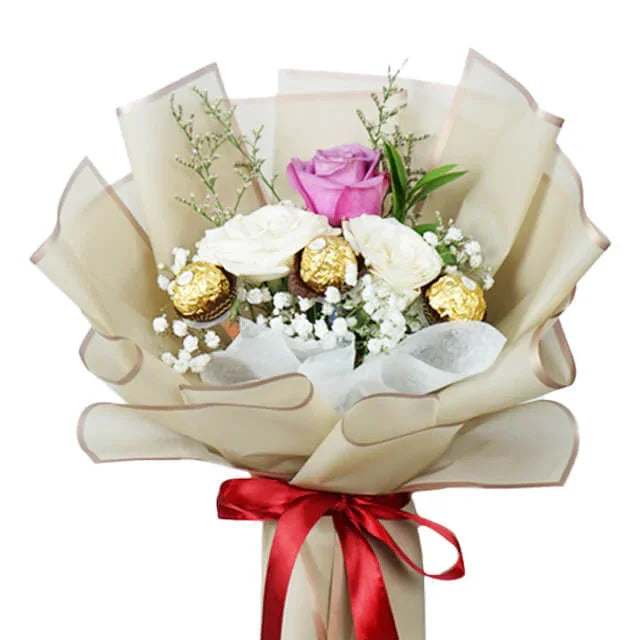 Bouquet bunga mawar putih dan ungu dengan cokelat, dikemas elegan oleh online florist