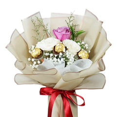 Bouquet bunga mawar putih dan ungu dengan cokelat, dikemas elegan oleh online florist