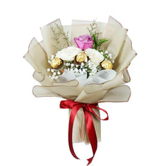 Bouquet bunga mawar putih dan ungu dengan cokelat, dikemas elegan, online florist terpercaya