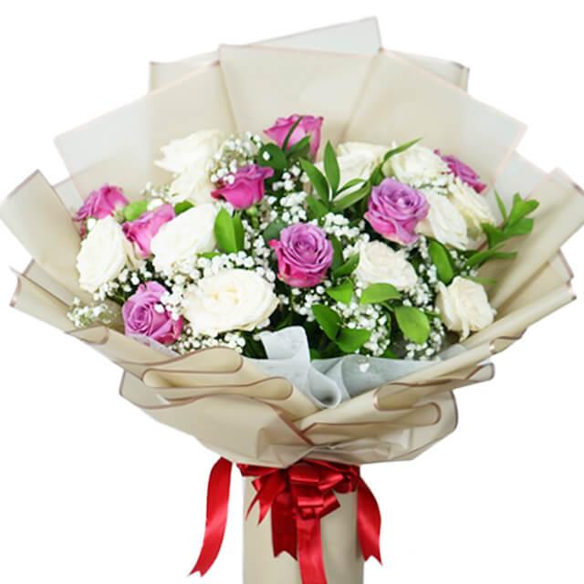 Bouquet mawar putih dan ungu dengan pita merah, online florist terpercaya