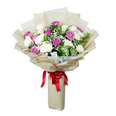 Bouquet bunga mawar putih dan ungu dengan pita merah, online florist terpercaya