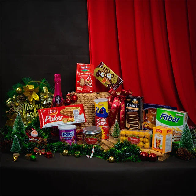 Keranjang hadiah Natal dengan camilan, cokelat, dan dekorasi meriah, ideal untuk online florist