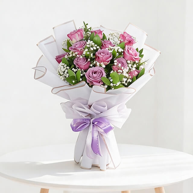 Bouquet 12 Mawar Ungu dengan Babys Breath dan Ruscus - Vday