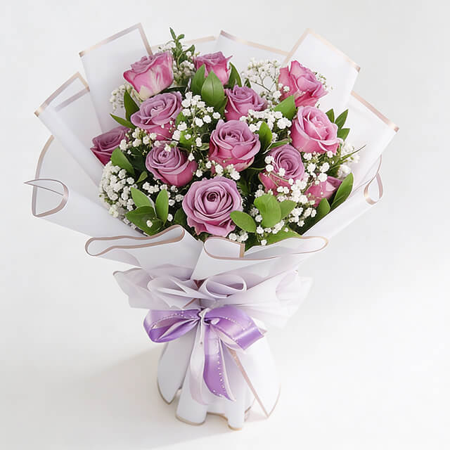 Bouquet 12 Mawar Ungu dengan Babys Breath dan Ruscus - Vday
