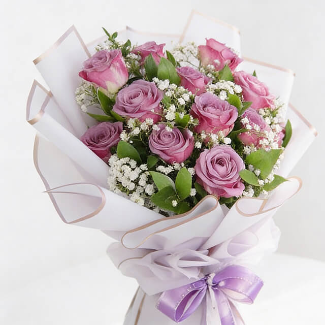 Bouquet 12 Mawar Ungu dengan Babys Breath dan Ruscus - Vday