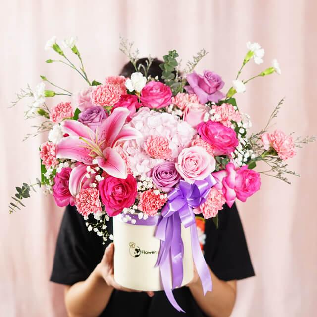 Bunga segar dalam box dari online florist, rangkaian mawar, lili, dan karnasi warna pink dan ungu dengan pita elegan