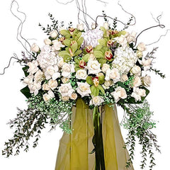 Buket bunga mawar putih dan anggrek hijau dari online florist, ideal untuk hadiah istimewa