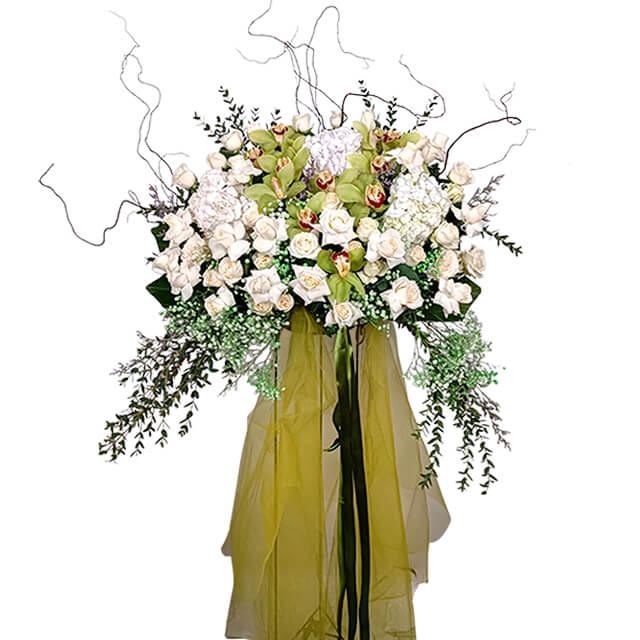 Buket bunga elegan dengan mawar putih dan anggrek hijau, ideal untuk hadiah spesial dari online florist