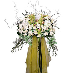 Buket bunga elegan dengan mawar putih dan anggrek hijau, ideal untuk hadiah spesial dari online florist