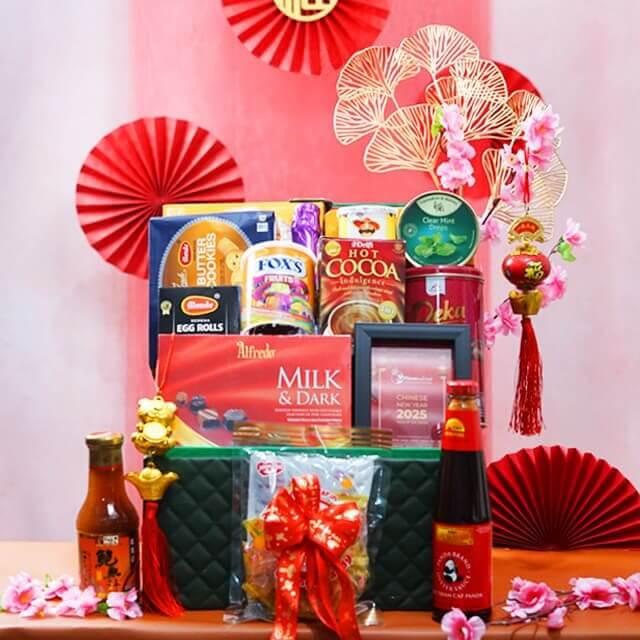 Hadiah Imlek mewah dengan cokelat, biskuit, dan saus, dari online florist terpercaya