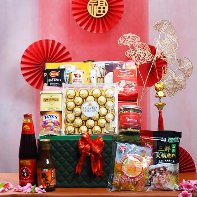Hadiah online florist berisi cokelat Ferrero Rocher, camilan, dan saus, cocok untuk perayaan Imlek