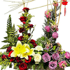 Arrangement bunga mawar merah, putih, ungu, dan lili kuning dalam keranjang, online florist terpercaya