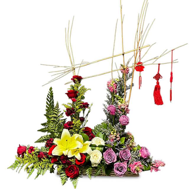 Bouquet bunga merah, ungu, dan kuning dengan hiasan tassel merah, online florist