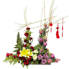 Bouquet bunga merah, ungu, dan kuning dengan hiasan tassel merah, online florist