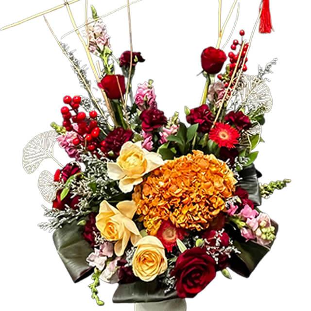 Buket bunga merah dan kuning mewah dari online florist, cocok untuk hadiah istimewa di seluruh Indonesia.