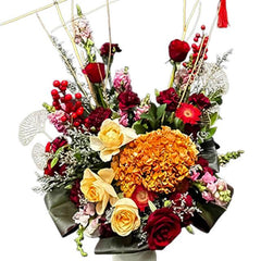 Buket bunga merah dan kuning mewah dari online florist, cocok untuk hadiah istimewa di seluruh Indonesia.