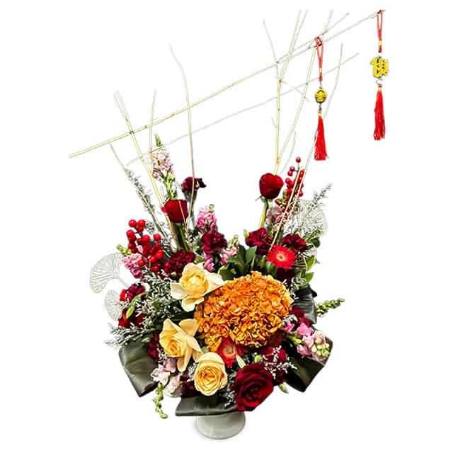 Bouquet bunga merah dan kuning dengan hiasan tassel, online florist terpercaya